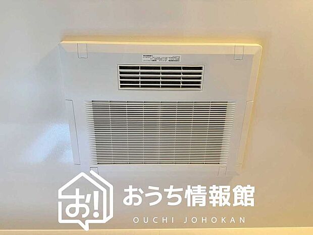 【電気式浴室暖房換気乾燥機】寒い冬場はあたたかく、暑い夏場は扇風機のような心地よさです。
雨の日は、浴室が衣類乾燥スペースになります。