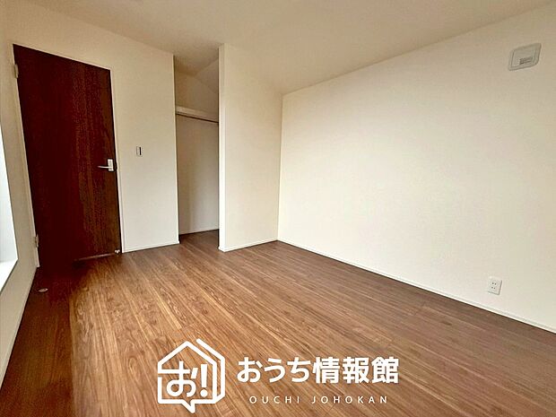 【現地写真（洋室）】木目の美しさを際立たせるシンプルデザインの建具を使用しています。