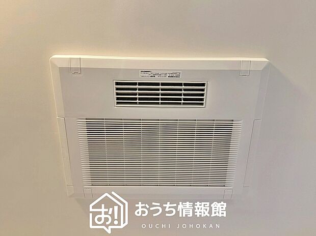 【電気式浴室暖房換気乾燥機】寒い冬場はあたたかく、暑い夏場は扇風機のような心地よさです。
雨の日は、浴室が衣類乾燥スペースになります。