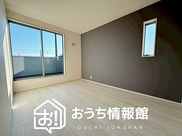 【現地写真（寝室）】木目の美しさを際立たせるシンプルデザインの建具を使用しています。