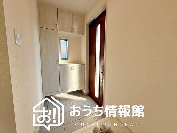 【現地写真（玄関）】玄関には、大型のシューズ収納を設置しています。