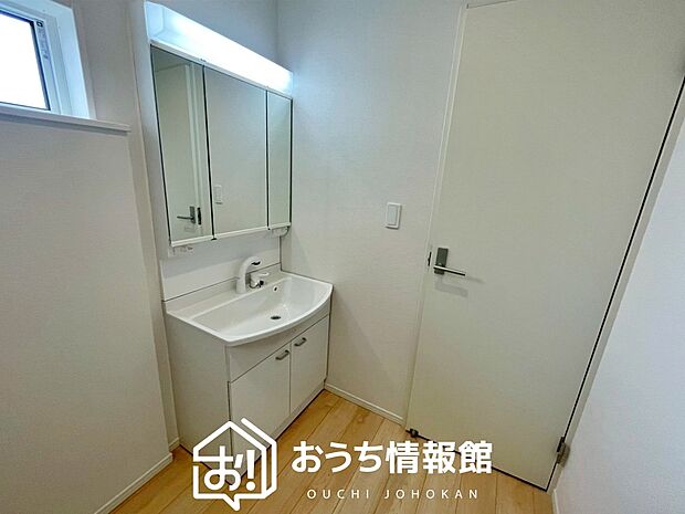 【洗面台・洗面所】鏡の両サイドは、必要なものを取出しやすく、大きな鏡面で朝の準備も快適。
使いやすいリフトアップ機能付きのシングルレバーシャワー水栓付です。