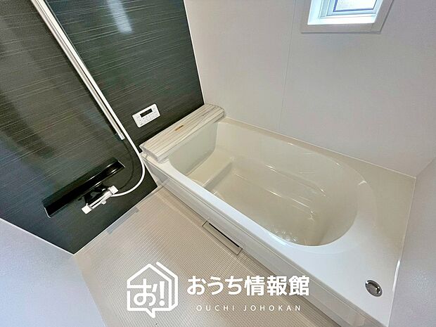 【現地写真(浴室)】浴室暖房乾燥機付き。1坪タイプで広々です。