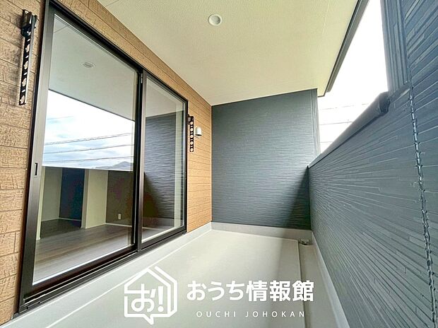 【バルコニー】奥行きが広く、洗濯物をゆったりと干せる十分な広さで、家族の洗濯も捗ります。