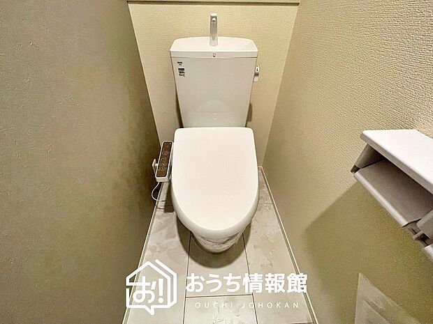 【トイレ】汚れてもサッとひと拭きでお手入れ簡単、エコ仕様の温水洗浄便座付きのトイレです。
バリアフリーにも配慮しています。