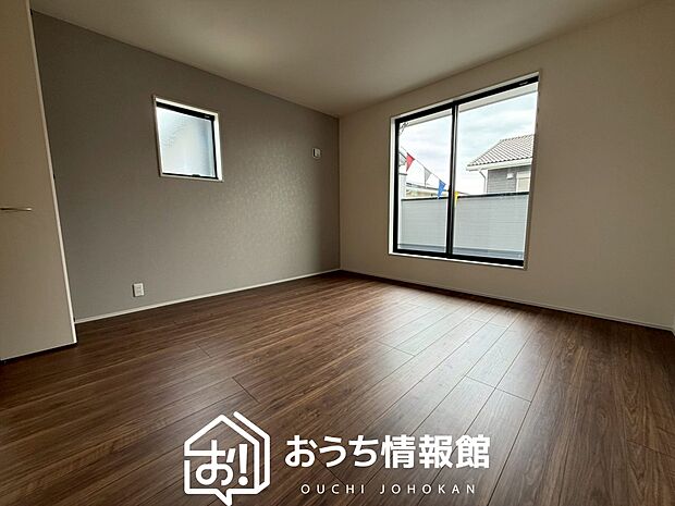 【現地写真（寝室）】木目の美しさを際立たせるシンプルデザインの建具を使用しています。