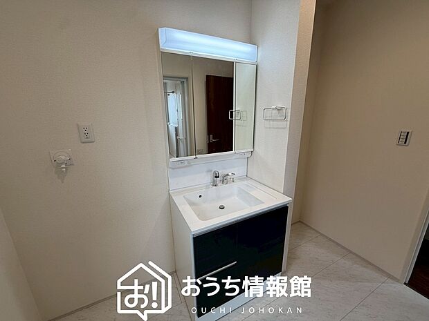 【洗面台・洗面所】鏡の両サイドは、必要なものを取出しやすく、大きな鏡面で朝の準備も快適。
使いやすいリフトアップ機能付きのシングルレバーシャワー水栓付です。