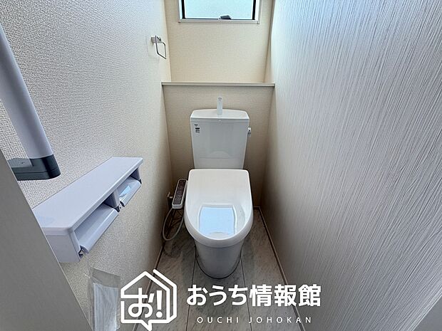 【トイレ】汚れてもサッとひと拭きでお手入れ簡単、エコ仕様の温水洗浄便座付きのトイレです。
バリアフリーにも配慮しています。