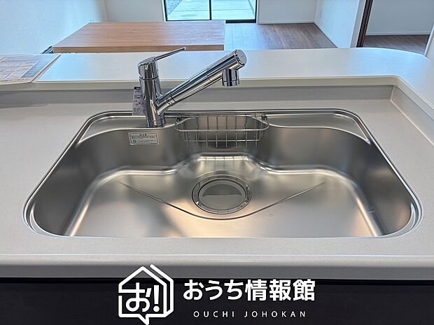 【浄水器内臓型ハンドシャワー付シンク】傷や汚れが付きにくい静音仕様の全面エンボス加工シンク。
また、蛇口の先端に浄水器を内蔵。浄水シャワーが使える毎分4リットルのたっぷり浄水。