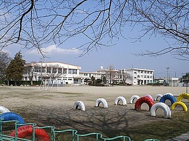 亀山市立川崎小学校（約1,700m）