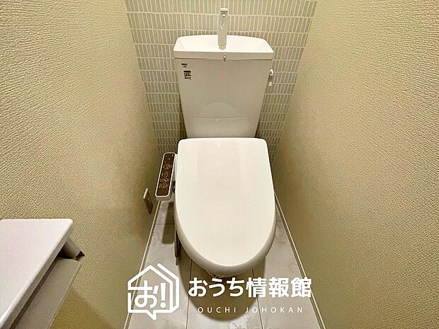 【トイレ】汚れてもサッとひと拭きでお手入れ簡単、エコ仕様の温水洗浄便座付きのトイレです。
バリアフリーにも配慮しています。