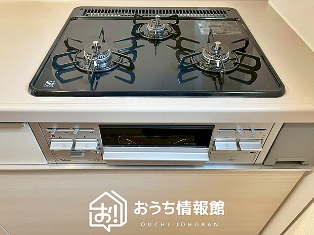 【ビルトインコンロ】フラットな構造で清掃性が高く、過熱防止センサー付3口タイプで日頃の家事も快適です。