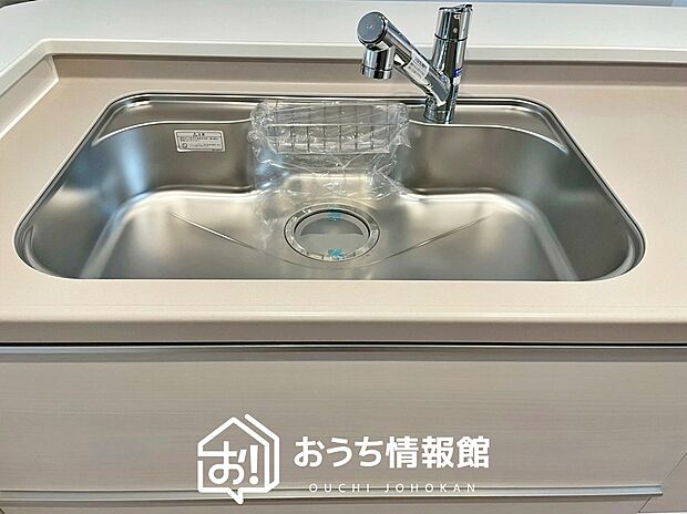 【浄水器内臓型ハンドシャワー付シンク】傷や汚れが付きにくい静音仕様の全面エンボス加工シンク。
また、蛇口の先端に浄水器を内蔵。浄水シャワーが使える毎分4リットルのたっぷり浄水。