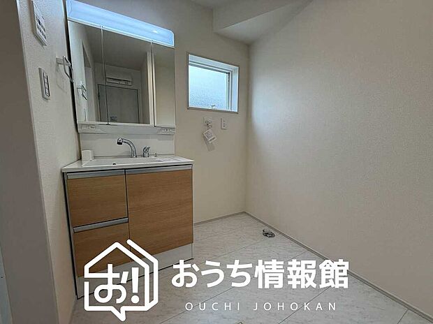 【洗面台・洗面所】鏡の両サイドは、必要なものを取出しやすく、大きな鏡面で朝の準備も快適。
使いやすいリフトアップ機能付きのシングルレバーシャワー水栓付です。