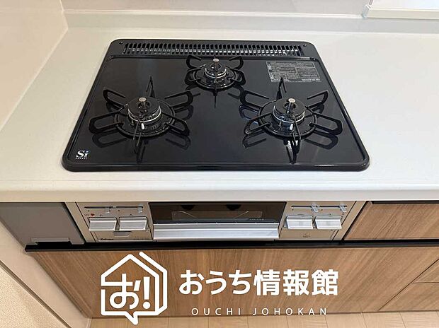 【ビルトインコンロ】フラットな構造で清掃性が高く、過熱防止センサー付３口タイプで日頃の家事も快適です。