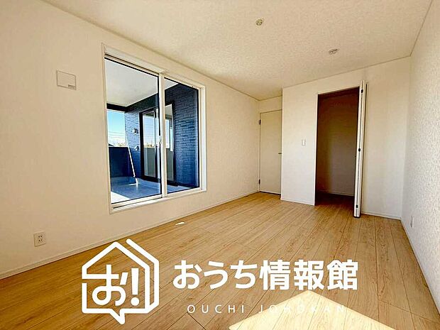 【現地写真（寝室）】木目の美しさを際立たせるシンプルデザインの建具を使用しています。