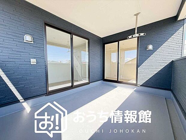 【バルコニー】奥行きが広く、洗濯物をゆったりと干せる十分な広さで、家族の洗濯も捗ります。