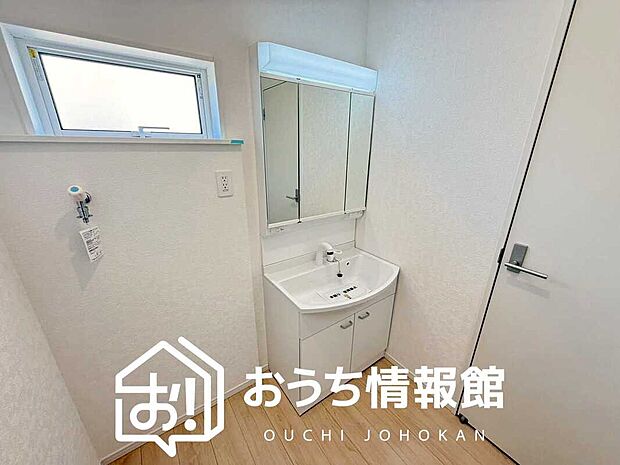 【洗面台・洗面所】鏡の両サイドは、必要なものを取出しやすく、大きな鏡面で朝の準備も快適。
使いやすいリフトアップ機能付きのシングルレバーシャワー水栓付です。