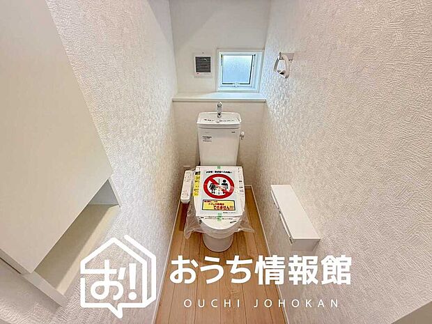 【トイレ】汚れてもサッとひと拭きでお手入れ簡単、エコ仕様の温水洗浄便座付きのトイレです。
バリアフリーにも配慮しています。