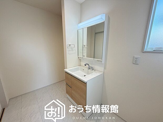 【洗面台・洗面所】鏡の両サイドは、必要なものを取出しやすく、大きな鏡面で朝の準備も快適。
使いやすいリフトアップ機能付きのシングルレバーシャワー水栓付です。