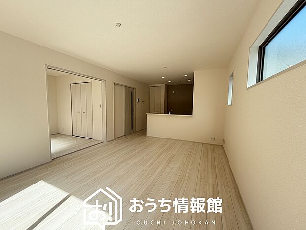 【現地写真（リビング）】フローリング材には、木目、色調など木材特有の風合いがあり、ナチュラルな美しさになっています。