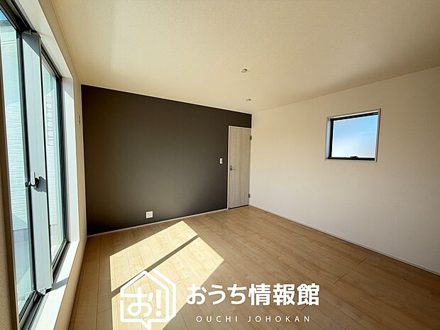 【現地写真（寝室）】木目の美しさを際立たせるシンプルデザインの建具を使用しています。