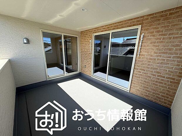 【バルコニー】奥行きが広く、洗濯物をゆったりと干せる十分な広さで、家族の洗濯も捗ります。