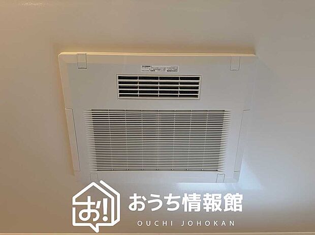 【電気式浴室暖房換気乾燥機】寒い冬場はあたたかく、暑い夏場は扇風機のような心地よさです。
雨の日は、浴室が衣類乾燥スペースになります。