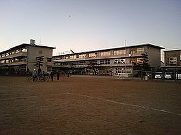 多治見市立精華小学校(約1,800m)