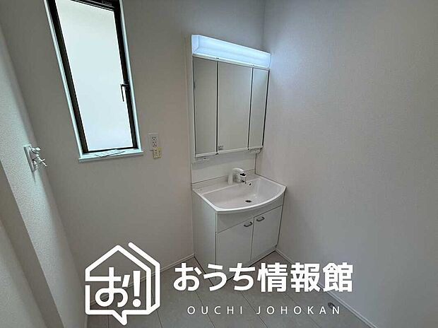 【洗面台・洗面所】鏡の両サイドは、必要なものを取出しやすく、大きな鏡面で朝の準備も快適。
使いやすいリフトアップ機能付きのシングルレバーシャワー水栓付です。