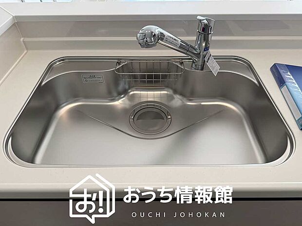 【浄水器内臓ハンドシャワー付シンク】広々とした凸型シンクに洗剤ポケットを標準装備。すっきり収納できます。
また、蛇口の先端に浄水器を内蔵しているため場所をとりません。