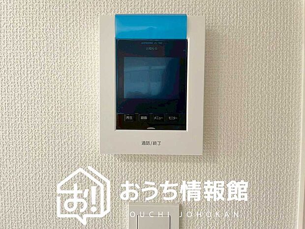 【TVモニター付インターホン】手放し通話ができ、送話表示灯で送話・受話状態が確認できます。
映像と音声で玄関先の様子をチェックできるモニター機能や、夜間の訪問者の顔も確認できるLEDライトを装備しています。