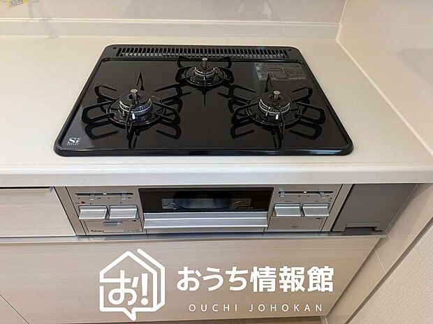 【ビルトインコンロ】フラットな構造で清掃性が高く、過熱防止センサー付３口タイプで日頃の家事も快適です。