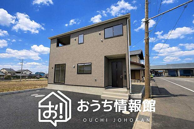 【現地写真（前道含む外観）】軽くて火災に強い屋根材を採用し、地震時の建物への負担や揺れを軽減しています。