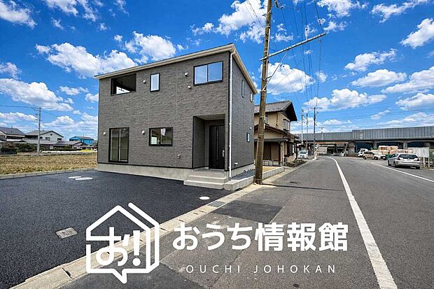 【現地写真（前道含む外観）】健康被害に配慮したもっとも安全性の高い建材を採用し、シックハウス対策をしております。