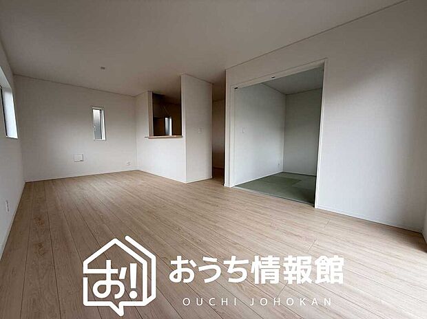 【現地写真（リビング）】フローリング材には、木目、色調など木材特有の風合いがあり、ナチュラルな美しさになっています。