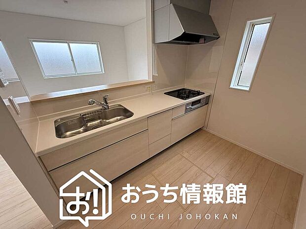 【現地写真（キッチン）】収納たっぷりのシステムキッチン、浄水器付水栓を標準装備しています。