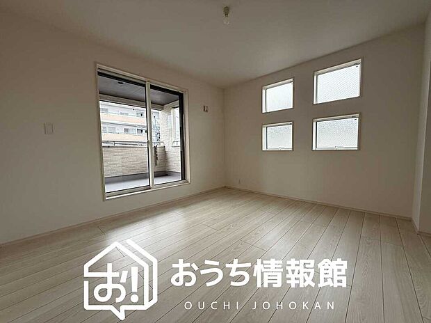 【現地写真(寝室)】木目の美しさを際立たせるシンプルデザインの建具を使用しています。