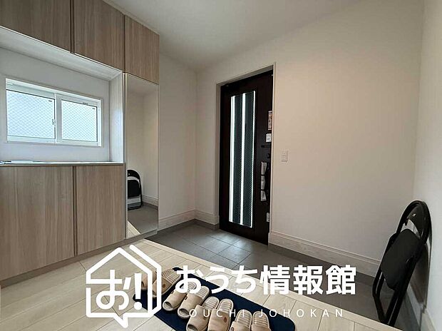 【現地写真(玄関)】玄関には、大型のシューズ収納を設置しています。