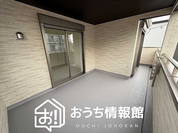 【バルコニー】奥行きが広く、洗濯物をゆったりと干せる十分な広さで、家族の洗濯も捗ります。