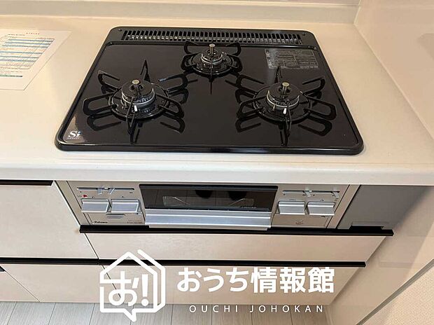 【ビルトインコンロ】フラットな構造で清掃性が高く、過熱防止センサー付3口タイプで日頃の家事も快適です。