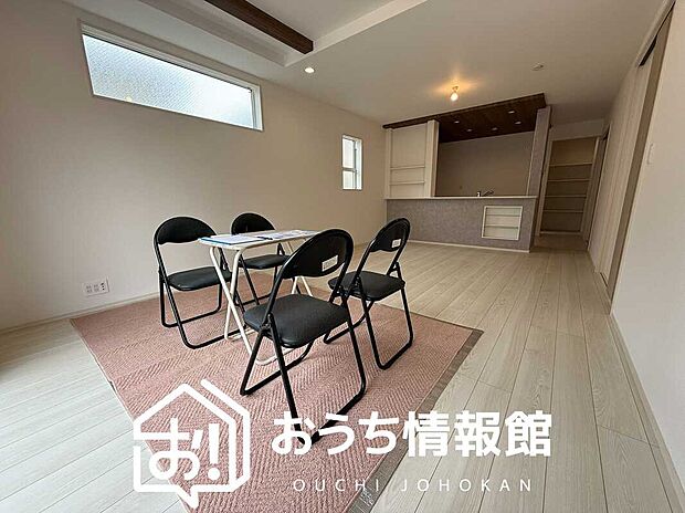 【現地写真(リビング)】フローリング材には、木目、色調など木材特有の風合いがあり、ナチュラルな美しさになっています。