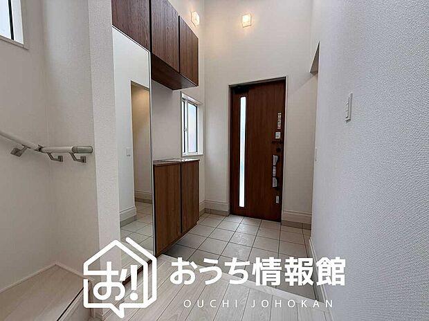 【現地写真(玄関)】玄関には、大型のシューズ収納を設置しています。