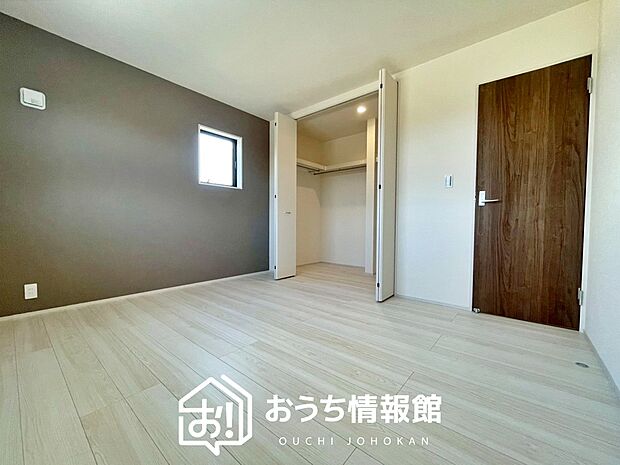 【現地写真(寝室)】木目の美しさを際立たせるシンプルデザインの建具を使用しています。