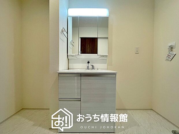 【洗面台・洗面所】鏡の両サイドは、必要なものを取出しやすく、大きな鏡面で朝の準備も快適。
使いやすいリフトアップ機能付きのシングルレバーシャワー水栓付です。