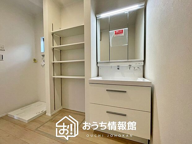 【洗面台・洗面所】鏡の両サイドは、必要なものを取出しやすく、大きな鏡面で朝の準備も快適。
使いやすいリフトアップ機能付きのシングルレバーシャワー水栓付です。