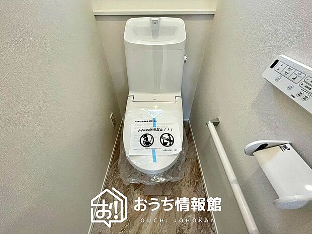 【トイレ】汚れてもサッとひと拭きでお手入れ簡単、エコ仕様の温水洗浄便座付きのトイレです。
バリアフリーにも配慮しています。