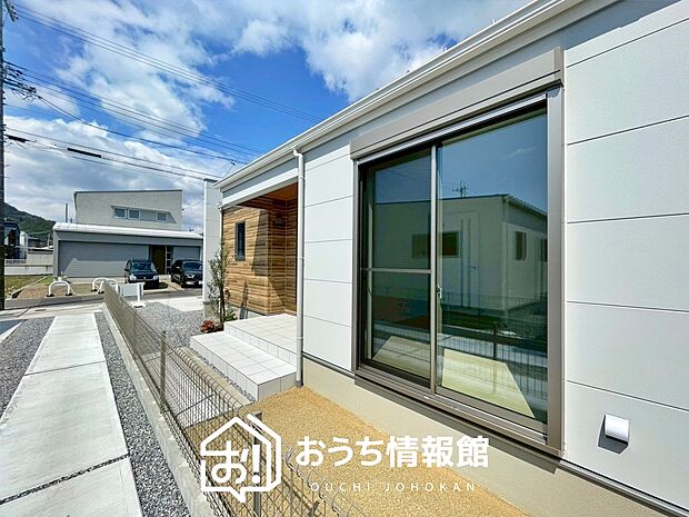 【現地写真（外観）【Ｄ号地】】軽くて火災に強い屋根材を採用し、地震時の建物への負担や揺れを軽減しています。