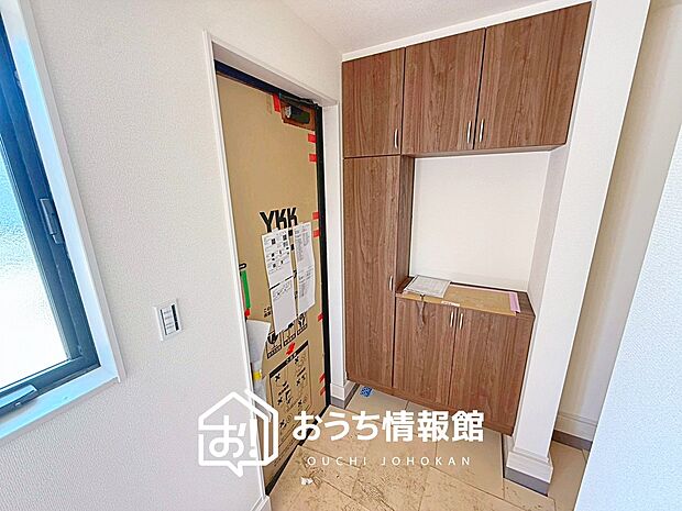【現地写真(玄関)】玄関には、大型のシューズ収納を設置しています。
