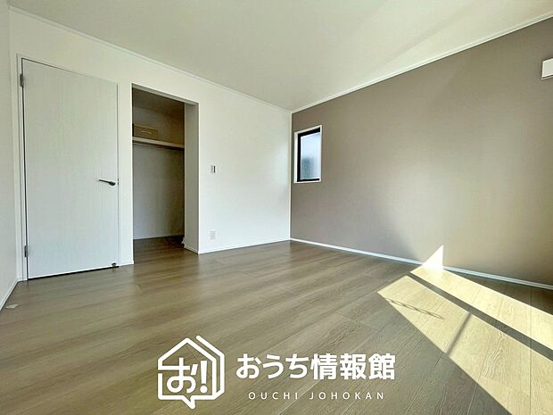 【現地写真(寝室)】木目の美しさを際立たせるシンプルデザインの建具を使用しています。